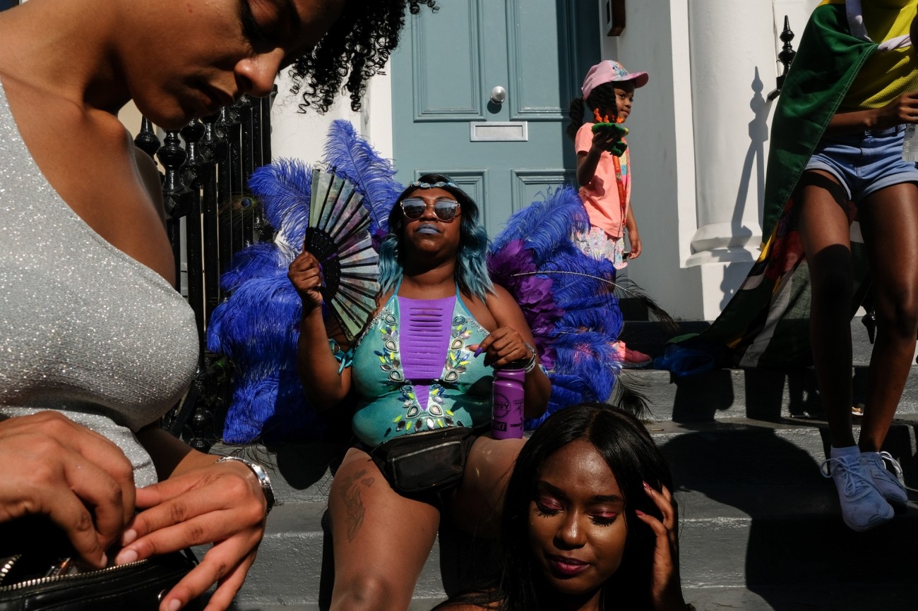 1 место в категории «Уличная фотография», 2020. Лондонцы на ступенях дома в районе Ноттинг-Хилл. Автор Олеся Ким