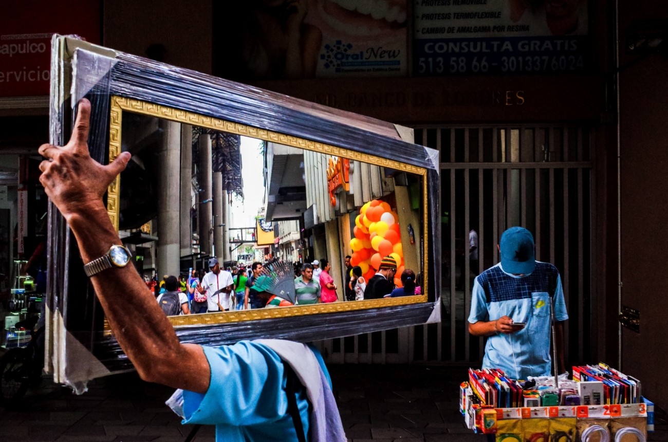 2 место в категории «Уличная фотография», 2020. Мужчина с зеркалом на улице в Медельине, Колумбия. Автор Майкл Ковальчик