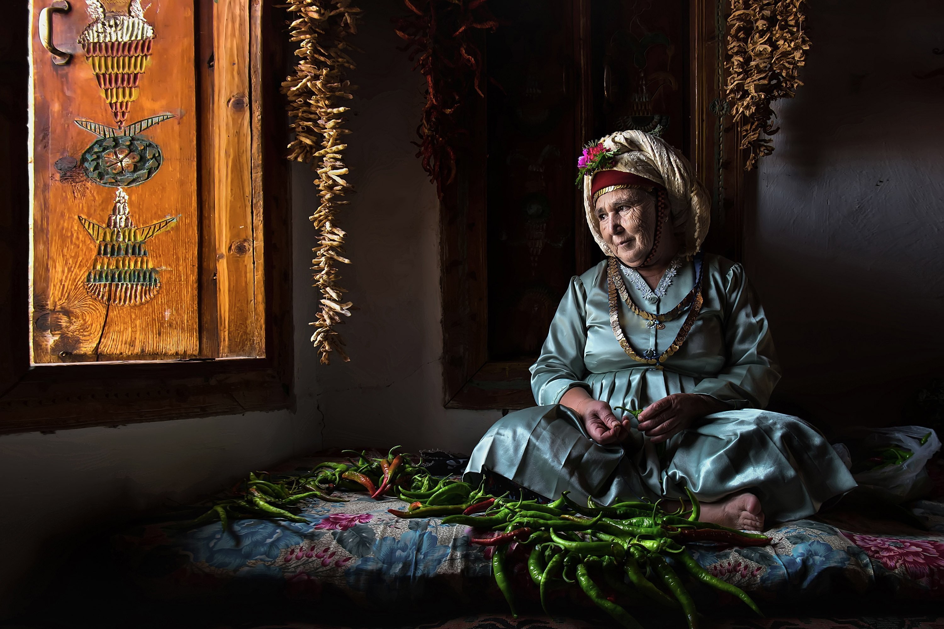 3 место в категории Путешествия и приключения. Женщина в турецкой деревне сушит перец на зиму. Автор Ф. Дилек Уяр