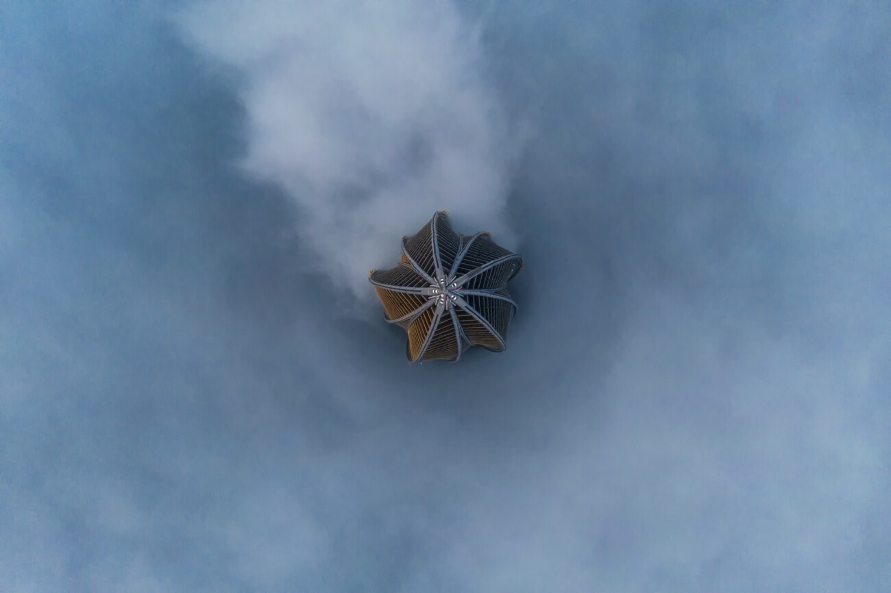 Поощрительная премия в категории Архитектура, 2021. Лахта-центр – самый высокий небоскрёб в Европе возвышается над облаками. Автор Юрий Столыпин