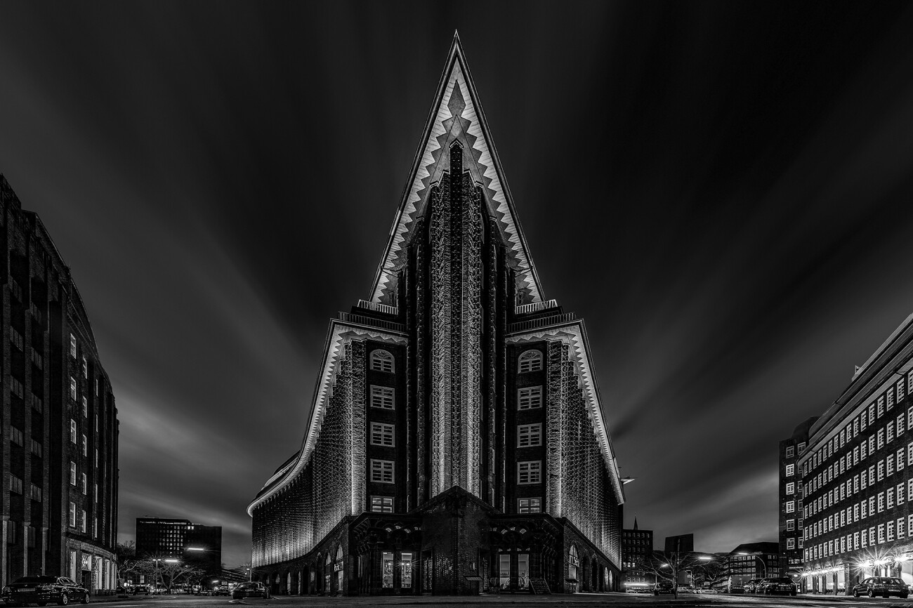 Поощрительная премия в категории Архитектура, 2021. Старое офисно-складское здание Чилехаус в Гамбурге напоминает нос корабля. Автор Питер Плорин