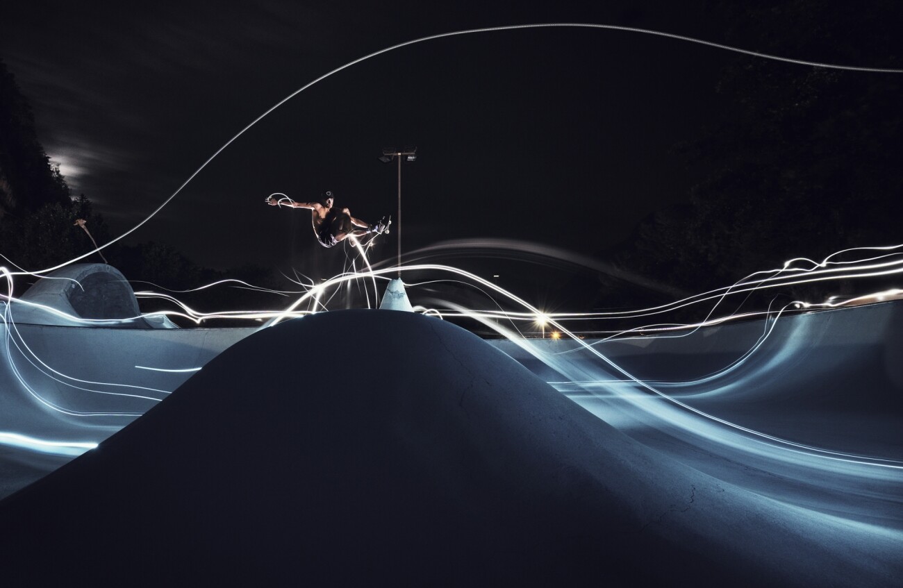Поощрительная премия в категории Спорт в действии, 2021. Олимпийский скейтбордист Тайлер Эдтмайер из Германии на ночной тренировке при свете светодиодных фонариков. Автор Адам Претти