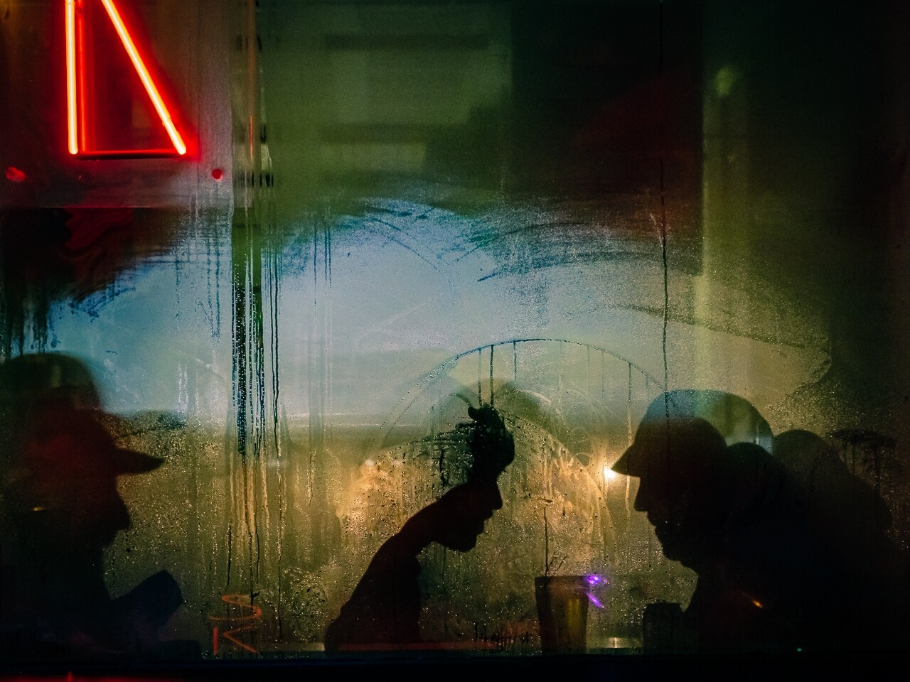 Поощрительная премия в категории «Уличная фотография», 2021. «Тет-а-тет». Люди за выпивкой в баре в центре города. Автор Дэвид Боам