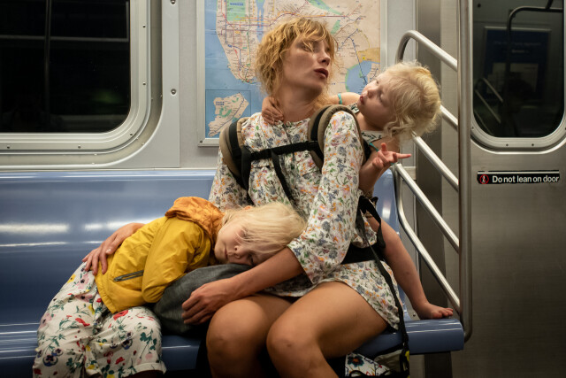 Поощрительная премия в категории «Уличная фотография», 2021. Мать с двумя дочерями  в метро. Автор Пол Кессель