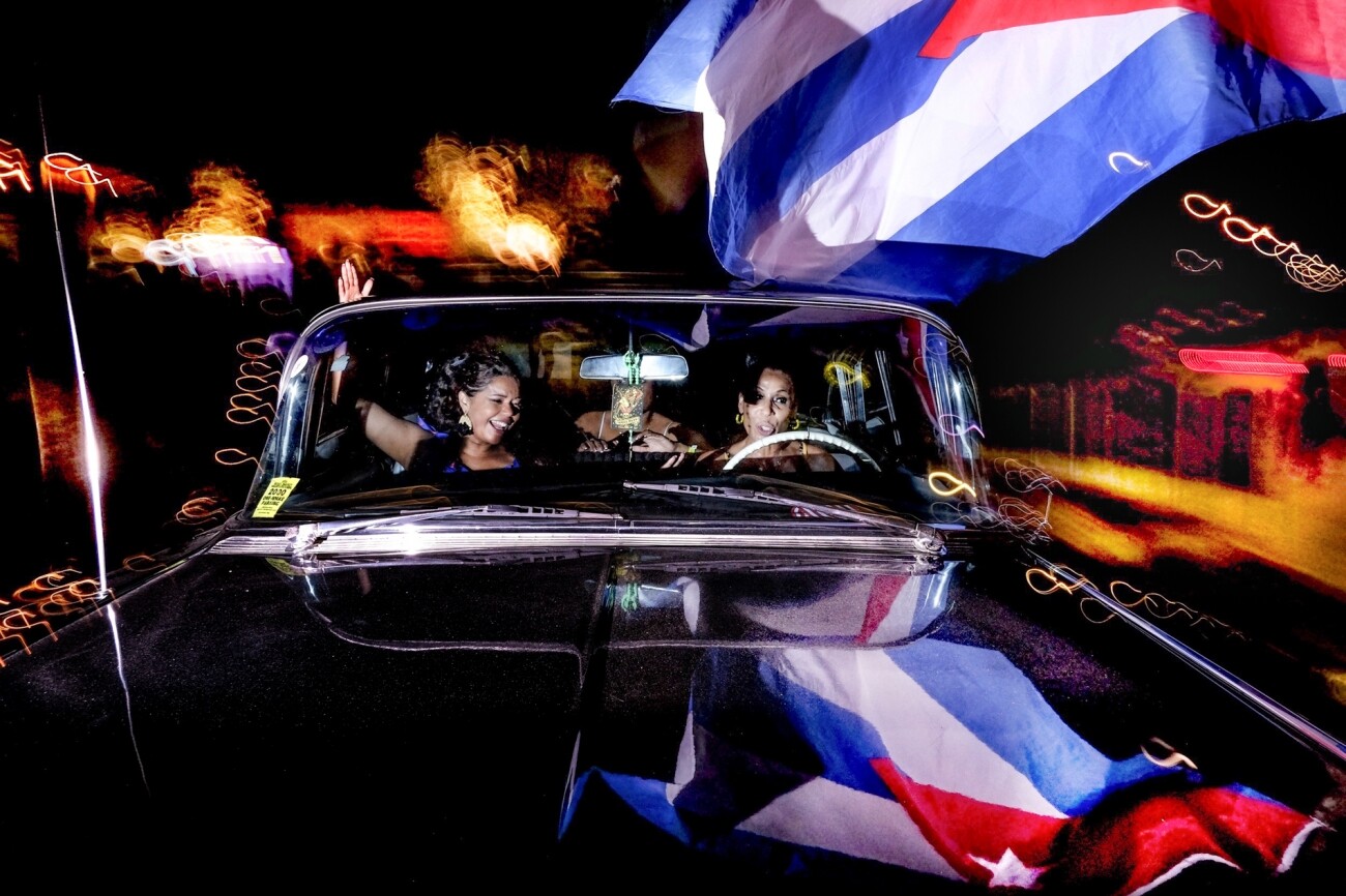 Поощрительная премия в категории «Уличная фотография», 2021. Свет, цвета и вспышка фотокамеры окрасили момент жизни на Кубе. Автор Массимилиано Фавалли