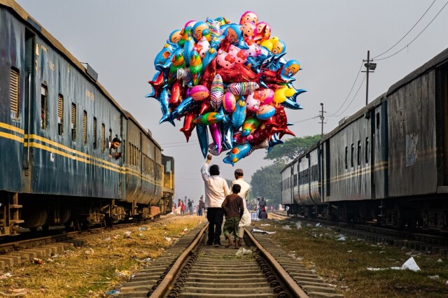 Поощрительная премия в категории «Путешествия и приключения», 2021. Продавец воздушных шаров на окраине Дакки. Автор Франц Леклерк