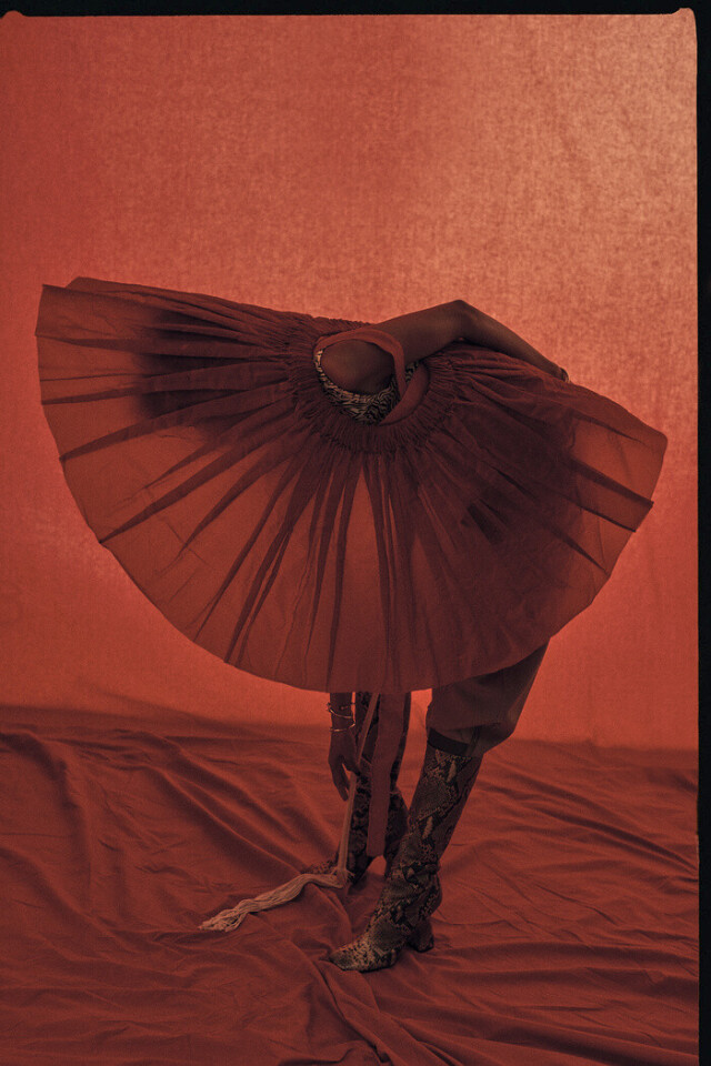 Арабское издание журнала Vogue, модель Радхика Наир. Фотограф Соня Шостак