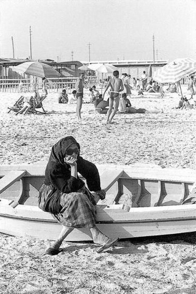 Пляж Поэтто, Кальяри, 1955. Фотограф Марио Де Бьязи