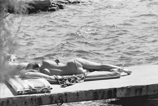 Брижит Бардо на пляже в Сен-Тропе, 1975
