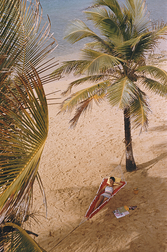 Женщина в гамаке на пляже в Пуэрто-Рико, 1956. Фотограф Слим Ааронс