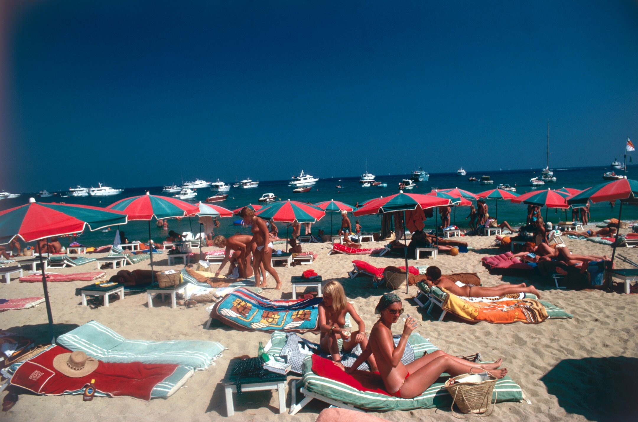 Пляж в Сен-Тропе, 1977. Фотограф Слим Ааронс