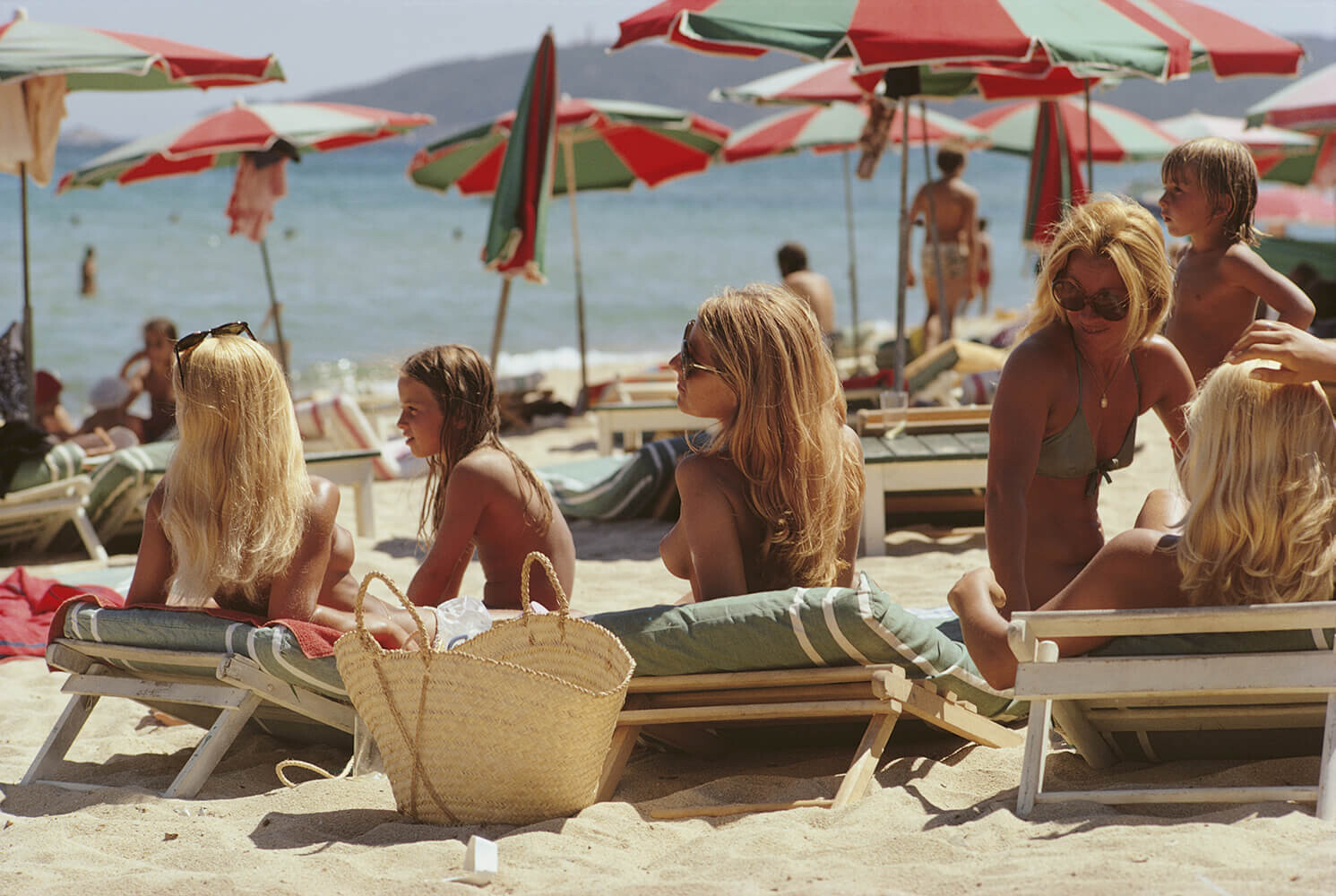 Пляж в Сен-Тропе, Лазурный берег, Франция, 1971. Фотограф Слим Ааронс