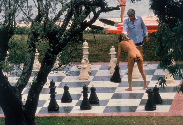 Гунтер Закс играет в шахматы со своей подругой. Сен-Тропе, Франция, 1978. Фотограф Эллиотт Эрвитт