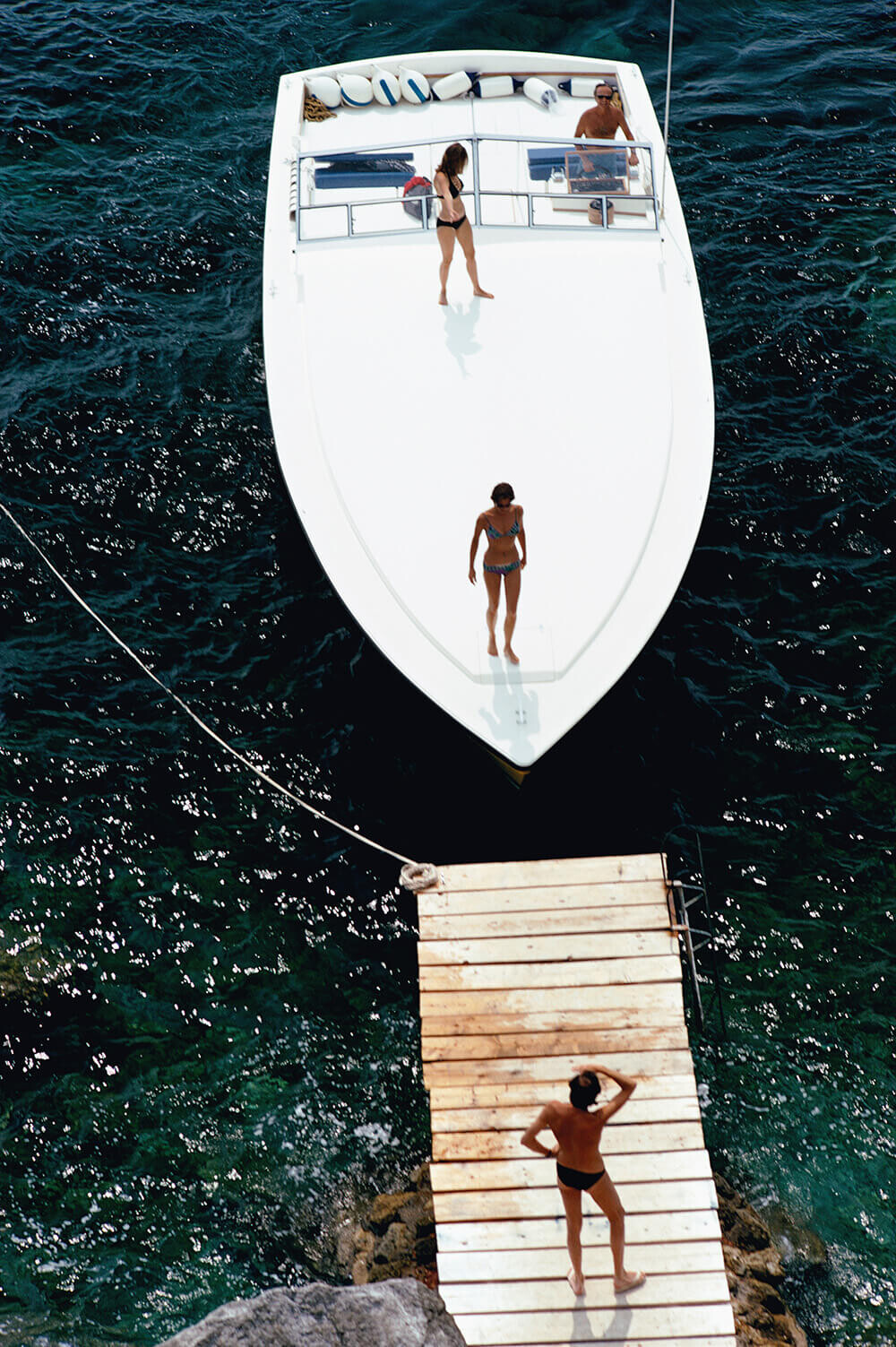 Моторная лодка у частного причала Hotel Il Pellicano в Порто-Эрколе, Италия, 1973. Фотограф Слим Ааронс