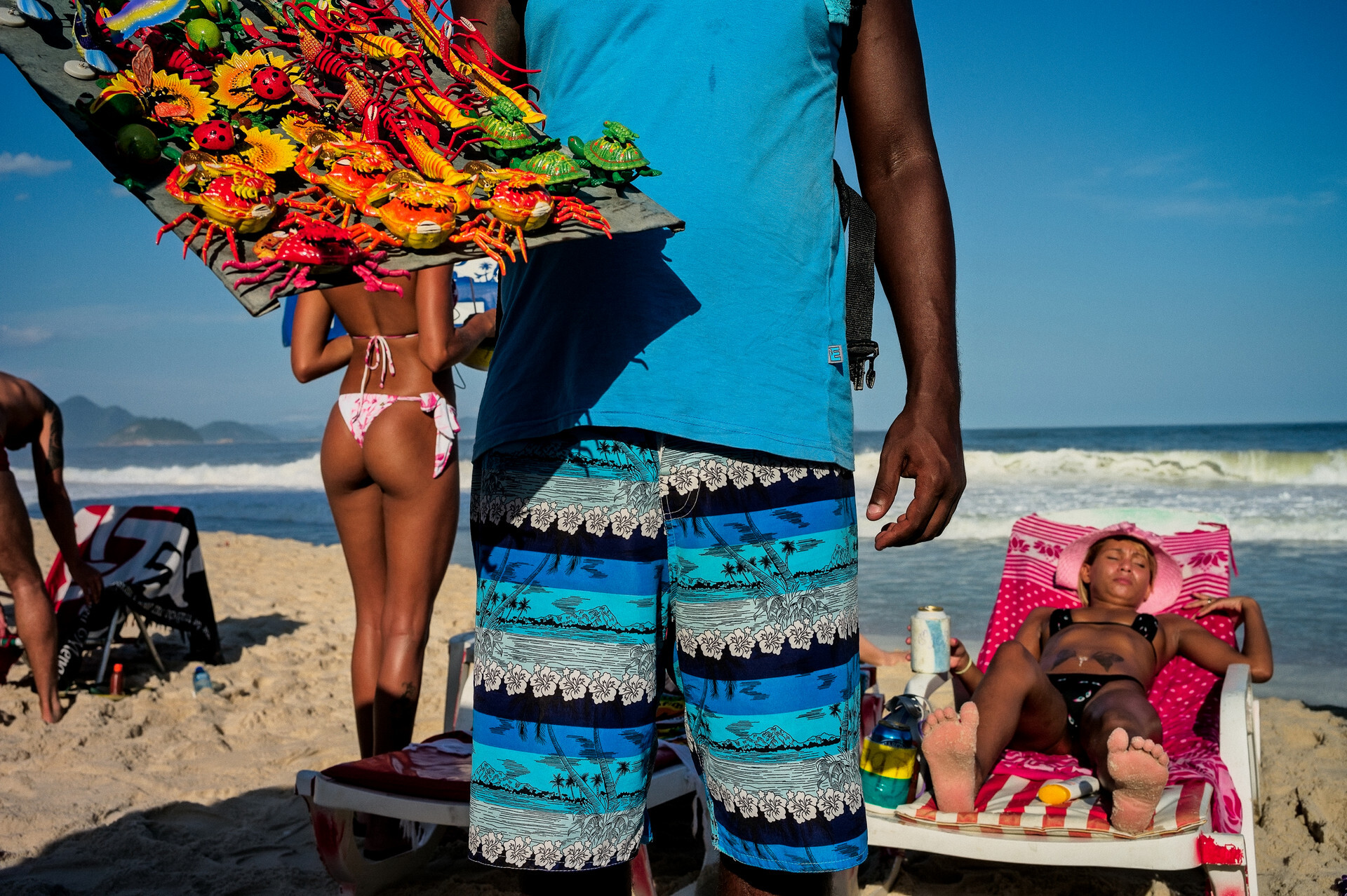 Продавец магнитиков на пляже в Рио-де-Жанейро. Фотограф Дэвид Алан Харви