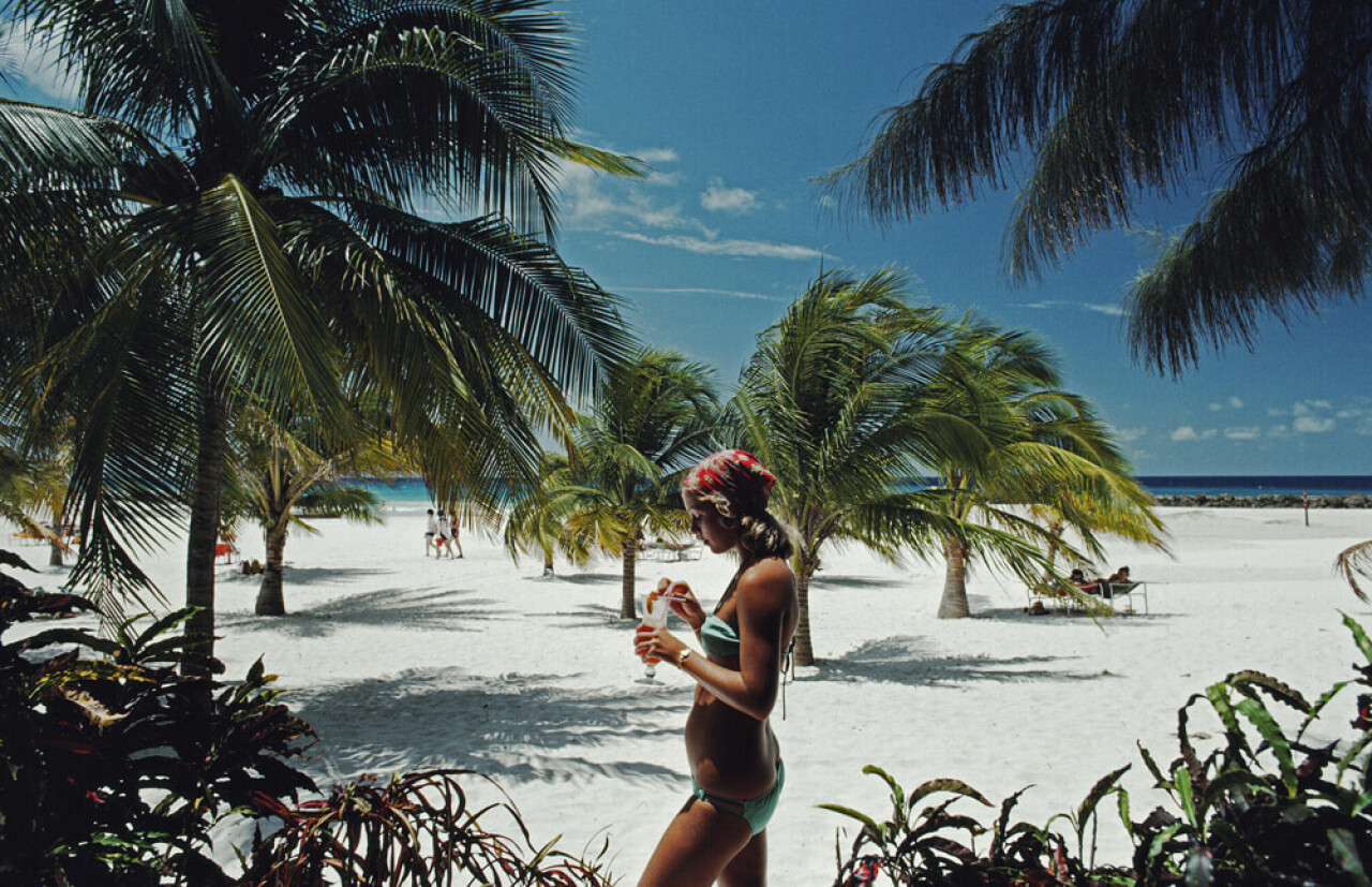 Сара Марсон Уильямс на пляже. Барбадос, 1976. Фотограф Слим Ааронс