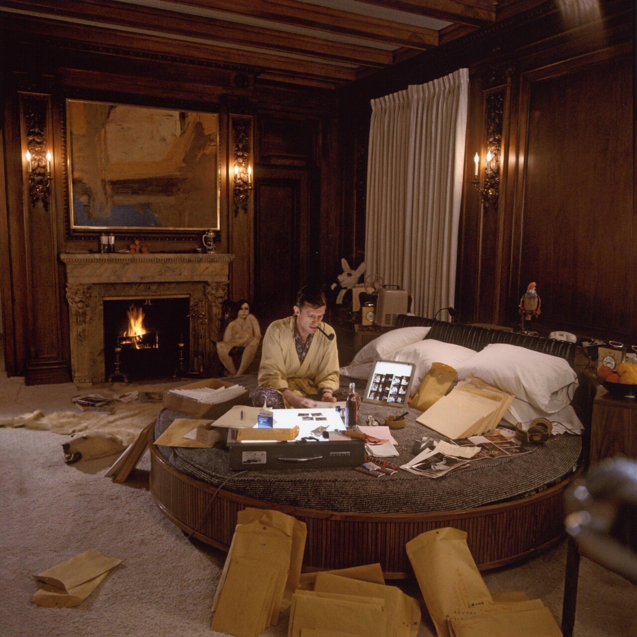 Хью Хефнер на круглой кровати,  январь 1966 года. Фотограф Ларри Гордон