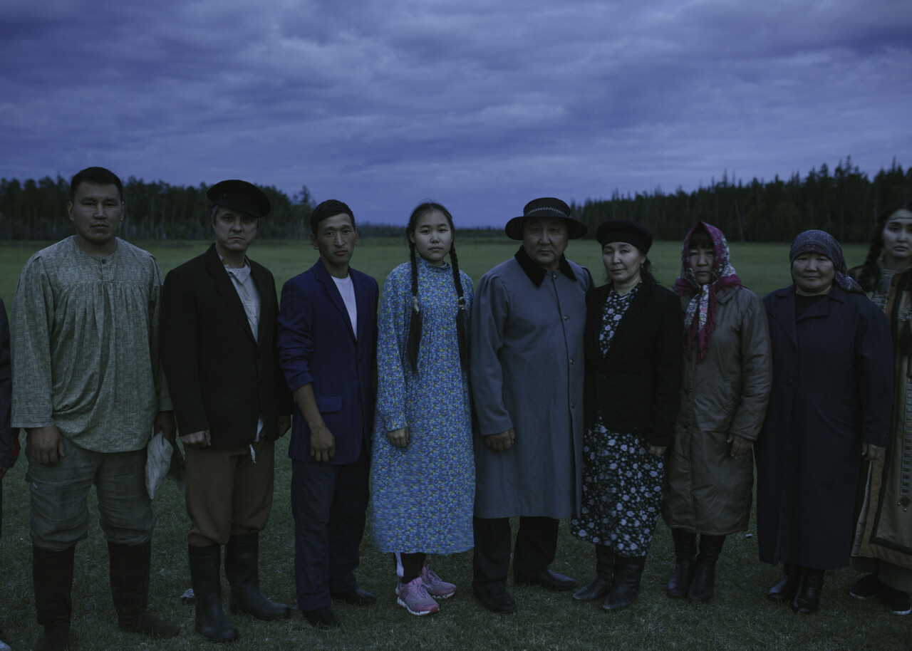 Жители села Магарас, участвовавшие в съёмках мистической драмы Проклятая земля, позируют для группового снимка. Фотограф Алексей Васильев