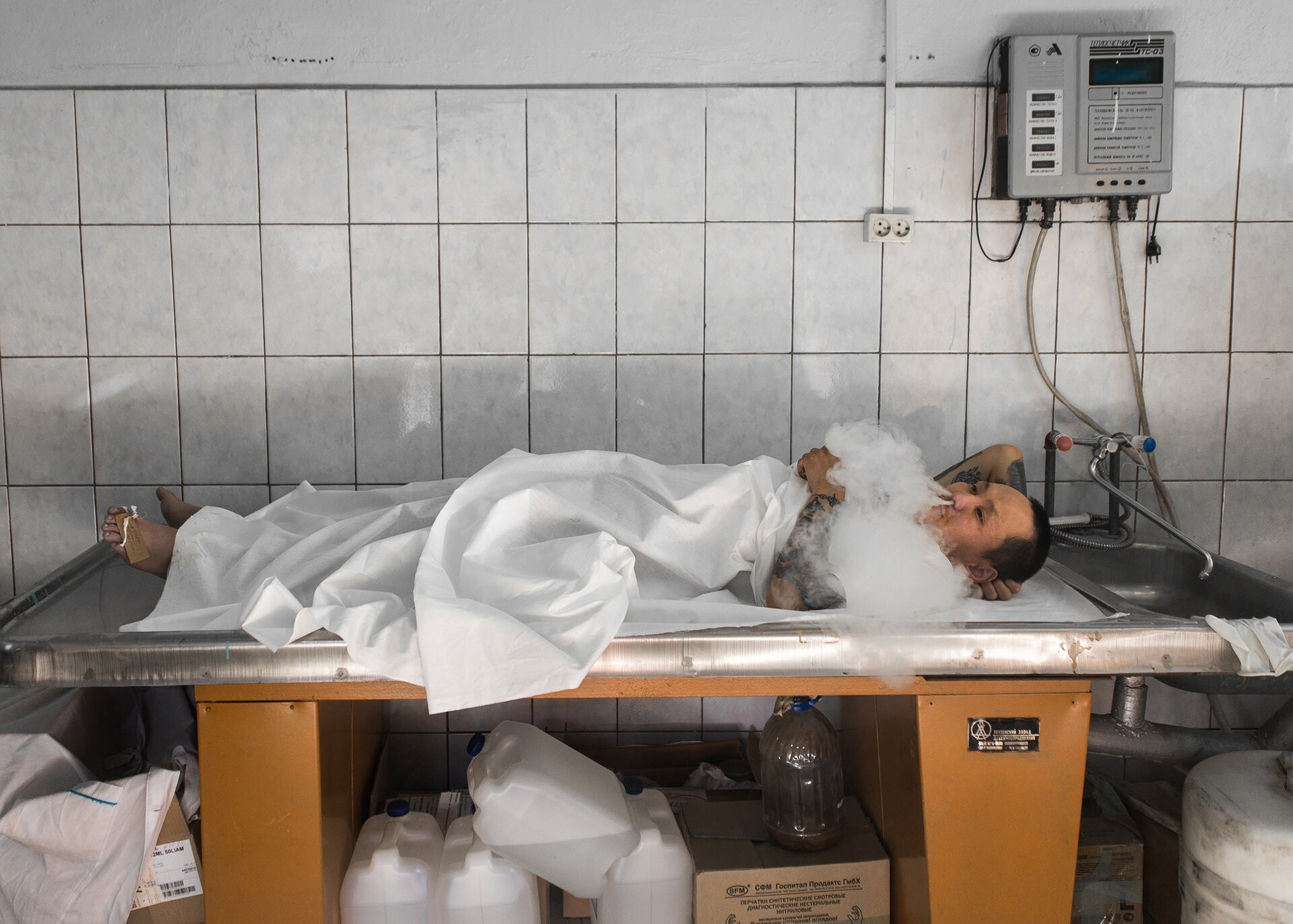 Василий Слепцов, сыгравший труп в морге, курит вейп между дублями на съёмках кино. Фотограф Алексей Васильев