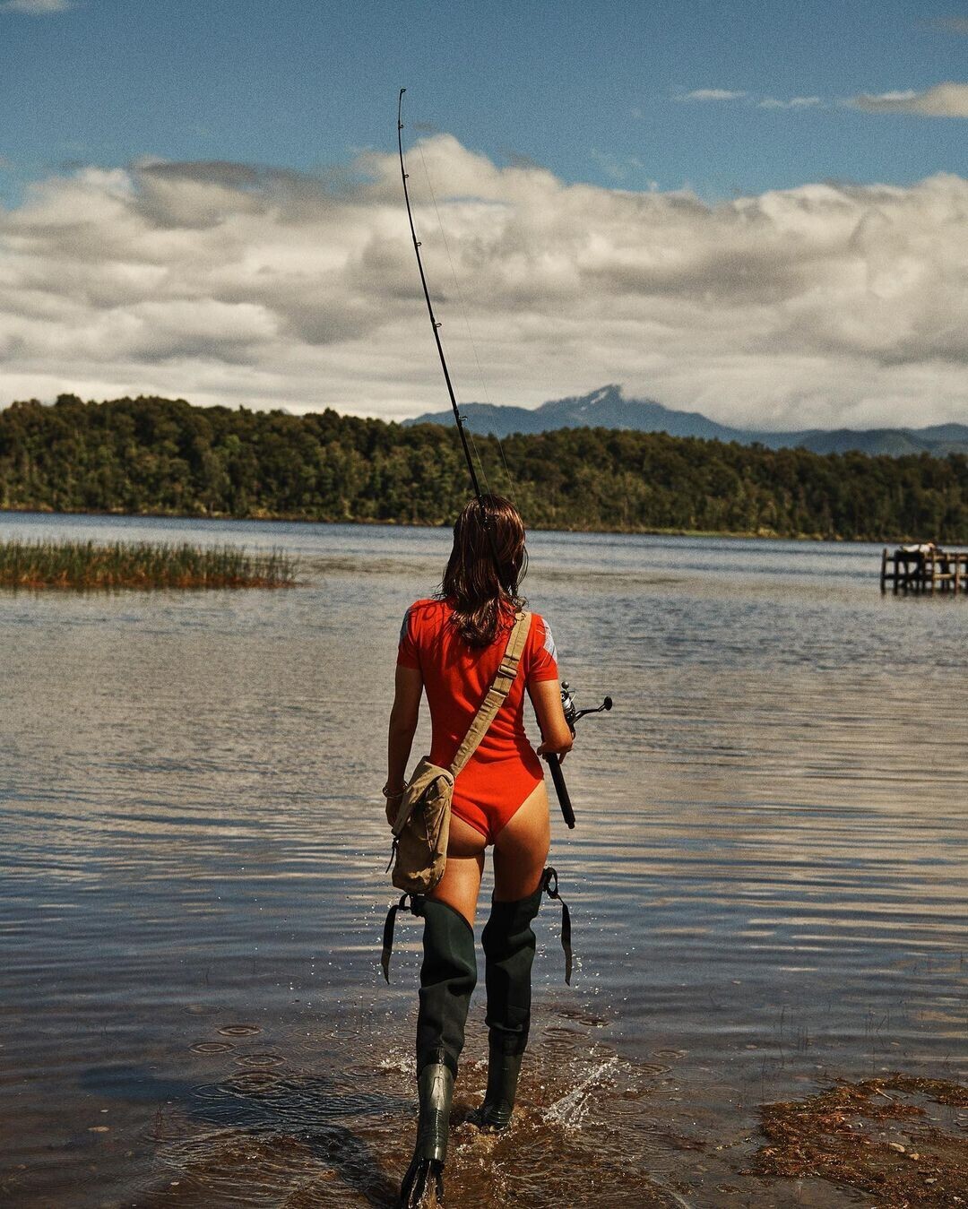 Ушла на рыбалку. Модель Андреа Диакону. Фотограф Лахлан Бейли