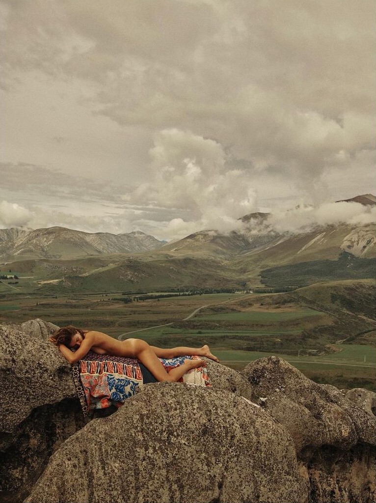 Дремота. Андреа Диакону, Holiday Magazine. Фотограф Лахлан Бейли