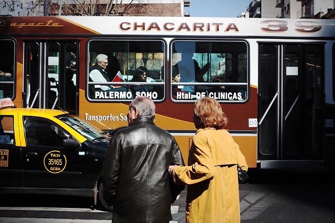 Пожилая пара на фоне автобуса, Буэнос-Айрес. Фотограф Мария Плотникова