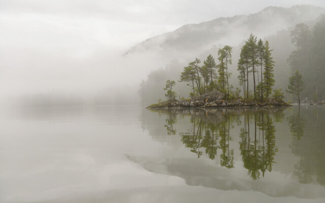 Алтайский заповедник. Туманное утро на Телецком озере. Фотограф Игорь Шпиленок