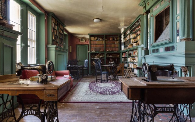 Личная библиотека в заброшенном поместье Франции. Фотопроект Киммо Пархиала и Тани Палмунен «Заброшенная Скандинавия»
