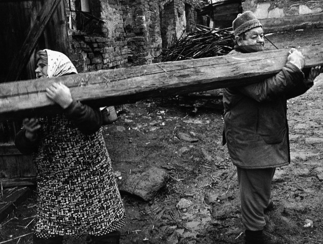Заготовка дров в деревне, Оломоуцкий край, Чехия, 1993. Йиндржих Штрейт