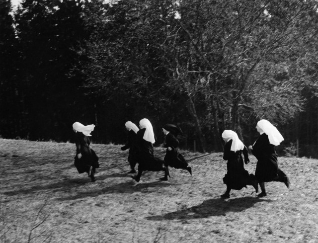 Монахини на пробежке, город Кралики, Чехия, 1999. Йиндржих Штрейт