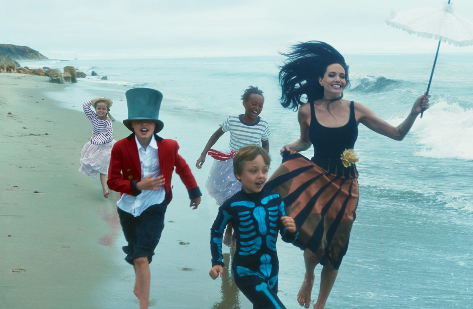 Анджелина Джоли с детьми на пляже, Vogue, 2015. Фотограф Энни Лейбовиц