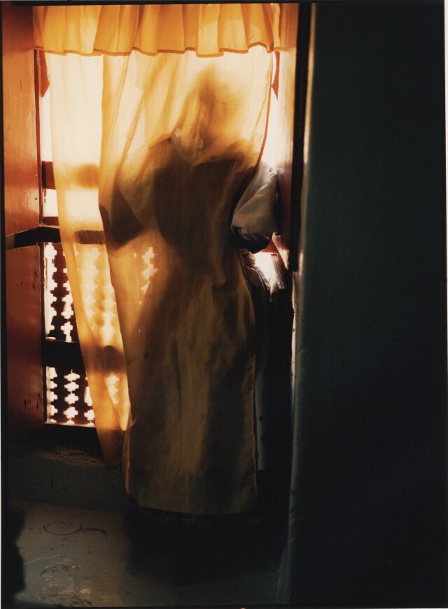 Арабская женщина, смотрящая в окно, Шибам, Йемен, июнь 1999 года. Фотограф Сибилла Бергеман