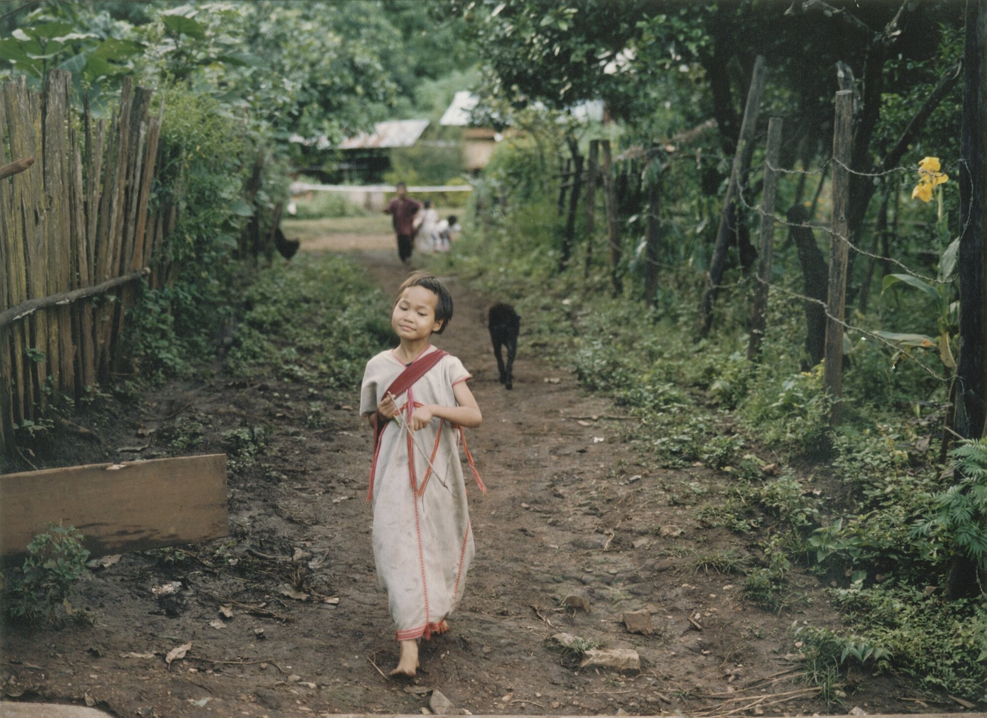 Девочка по дороге в школу в деревне Бан Хуай Хи, Таиланд, Азия, сентябрь 2000 года. Фотограф Сибилла Бергеман