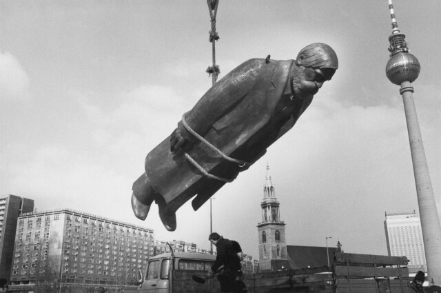 Установка скульптуры Фридриха-Энгельса, Берлин, ГДР, февраль 1986 года. Фотограф Сибилла Бергеман