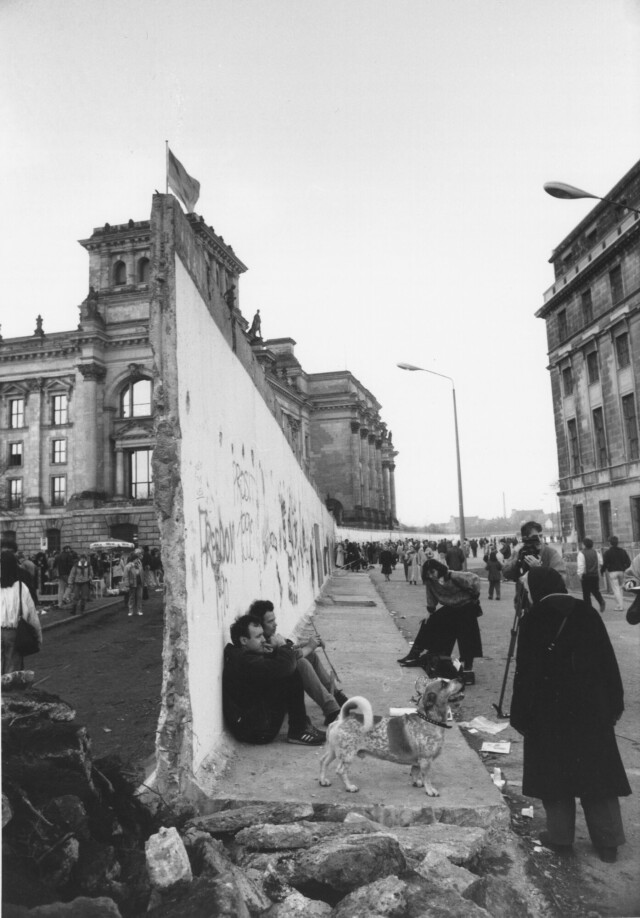 Возле Рейхстага после падения Берлинской стены, ноябрь 1989 года. Фотограф Сибилла Бергеман