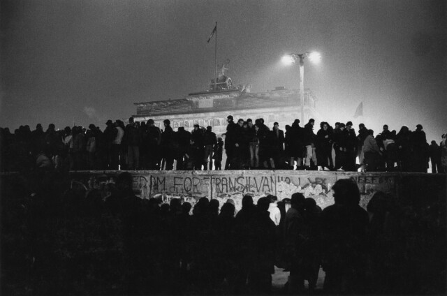 Падение Берлинской стены у Бранденбургских ворот, 9 ноября 1989 года. Фотограф Сибилла Бергеман