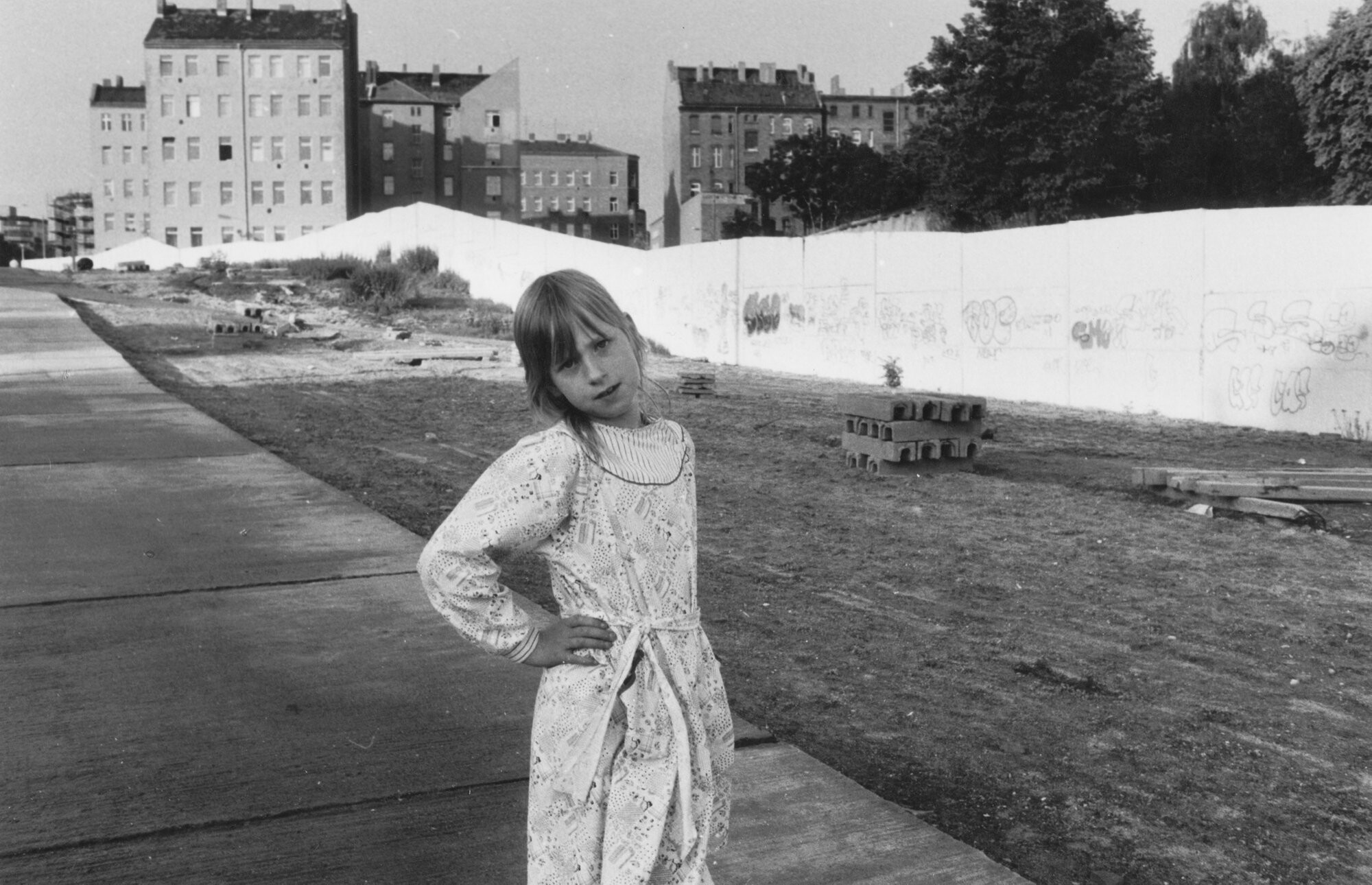 Девочка у бывшей Берлинской стены, Берлин, 1990 год. Фотограф Сибилла Бергеман