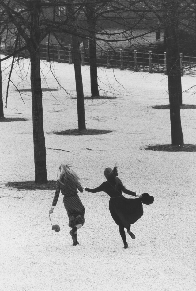 Аннет и Анджела, Люстгартен, Восточный Берлин, 1982 год. Фотограф Сибилла Бергеман