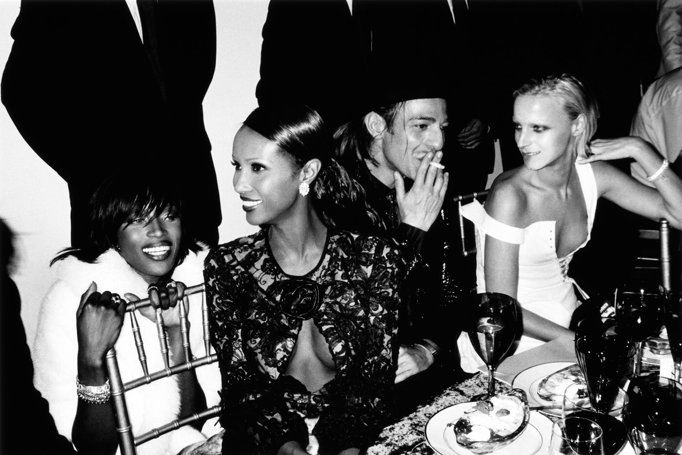 Наоми Кэмпбелл, Иман, Джон Гальяно и Ванесса Белланже. Нью-Йорк, 1999. Фотограф Марио Тестино