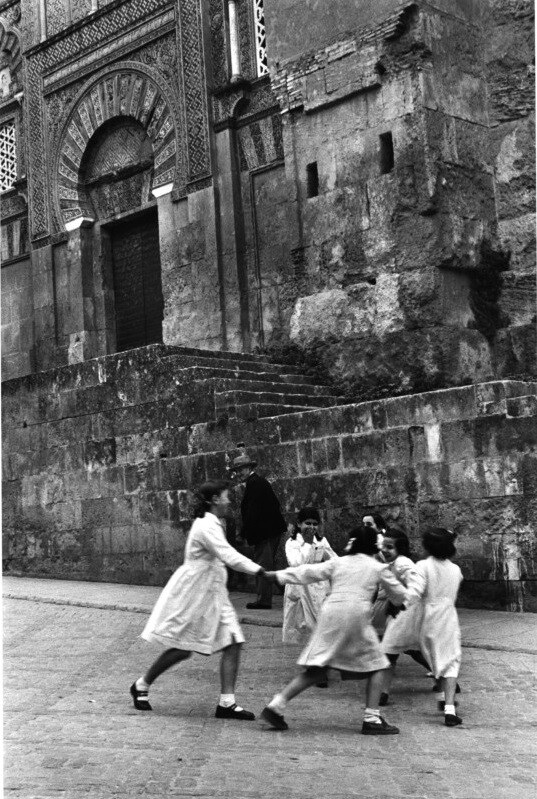 Школьницы танцуют перед мечетью, Кордова. Испания, 1954 год. Фотограф Инге Морат