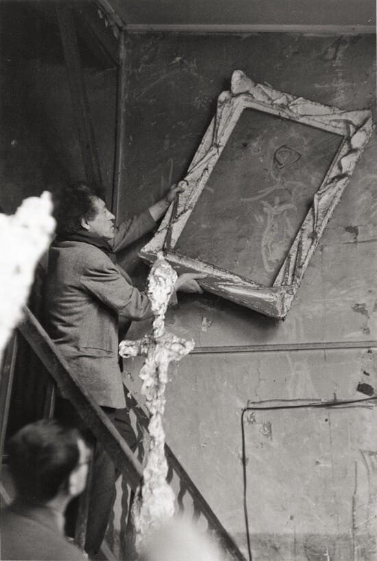 Скульптор Альберто Джакометти обрамляет свои граффити, Париж, 1958 год. Фотограф Инге Морат