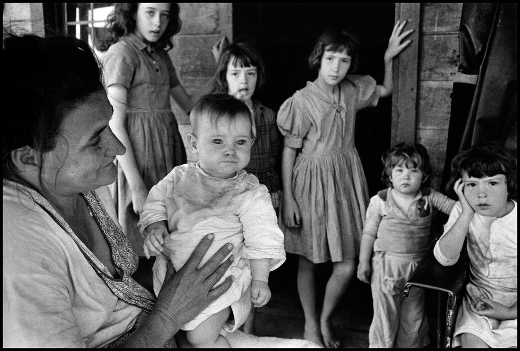 Бедная мать и ее дети, США, Уокер, 1965 год. Фотограф Инге Морат
