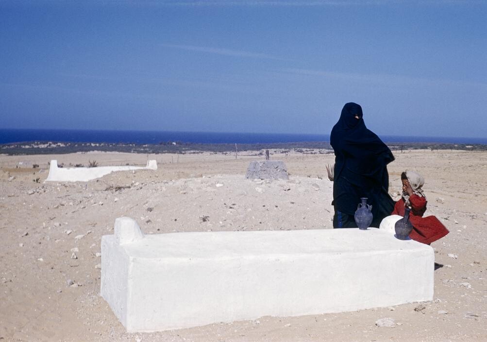 Газа, бедуинская беженка и ребёнок на кладбище. Фотограф Инге Морат