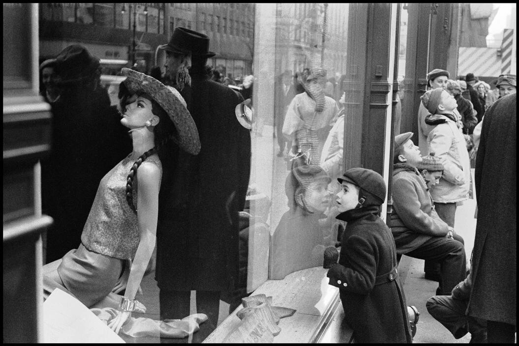 Витрина магазина на Мэдисон-авеню, США, Нью-Йорк, 1958 год. Фотограф Инге Морат