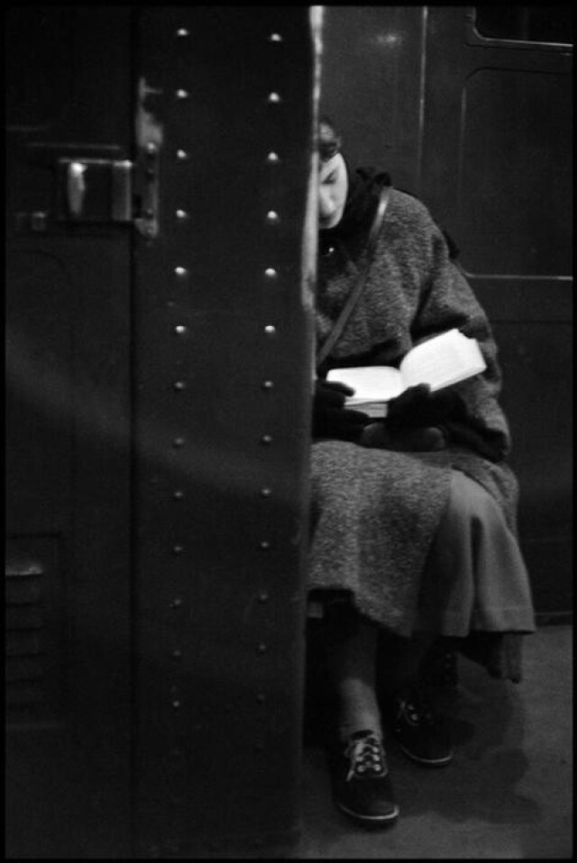 Женщина читает в метро, США, Нью-Йорк, 1957 год. Фотограф Инге Морат