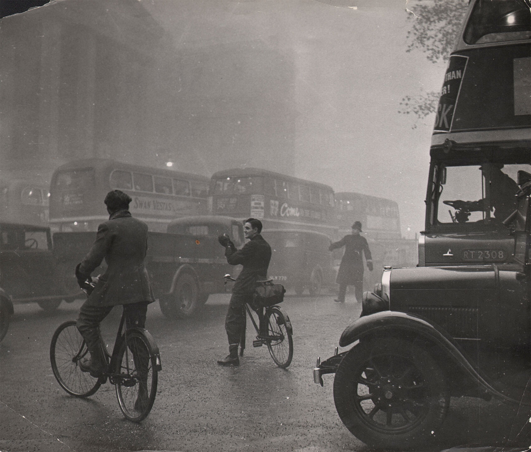 Велосипедисты, Лондон, 1949. Фотограф Эрнст Хаас