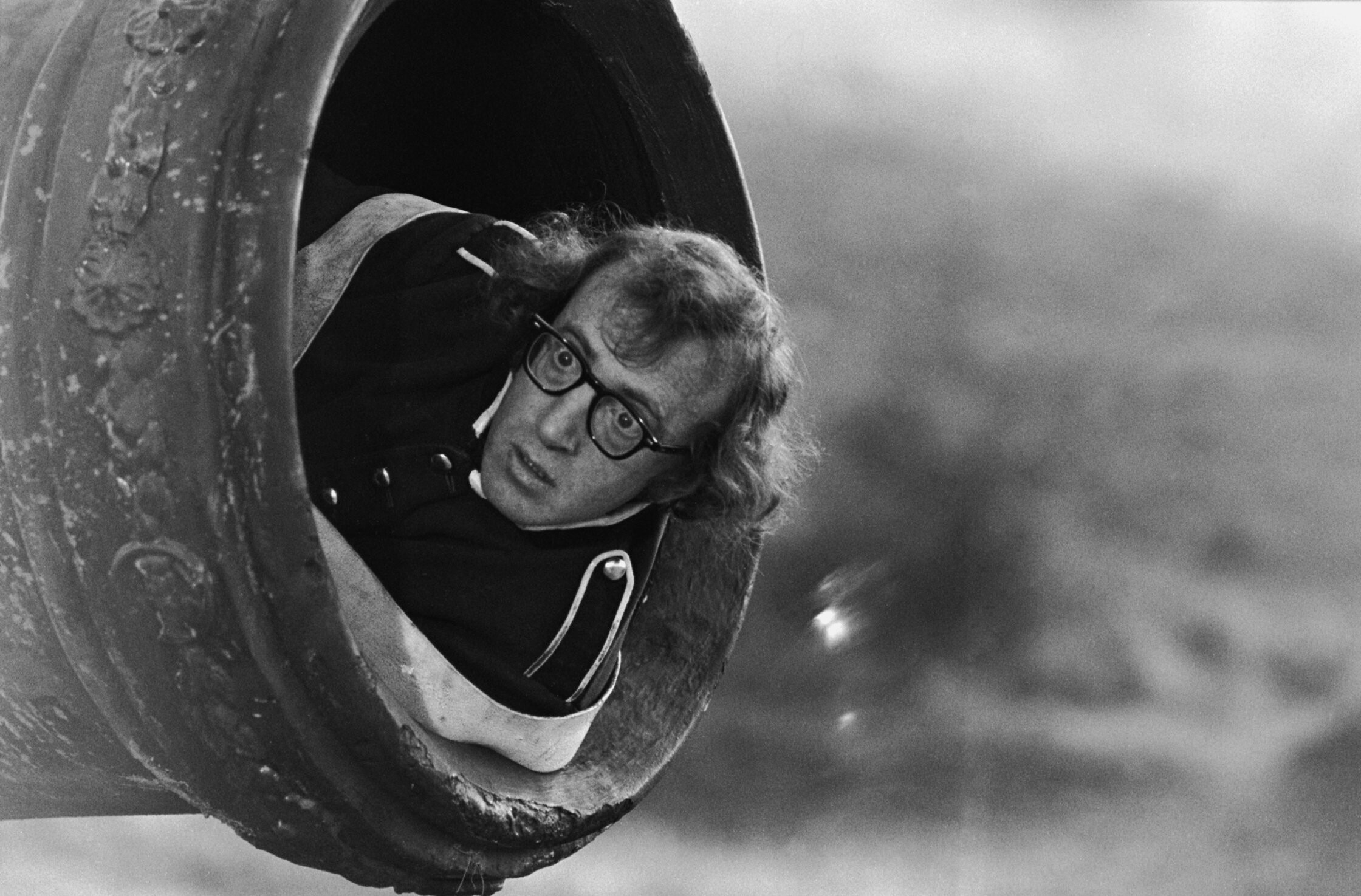 Вуди Аллен готовится к выстрелу из пушки на съёмках комедии Любовь и смерть в ноябре 1974 года. Фотограф Эрнст Хаас