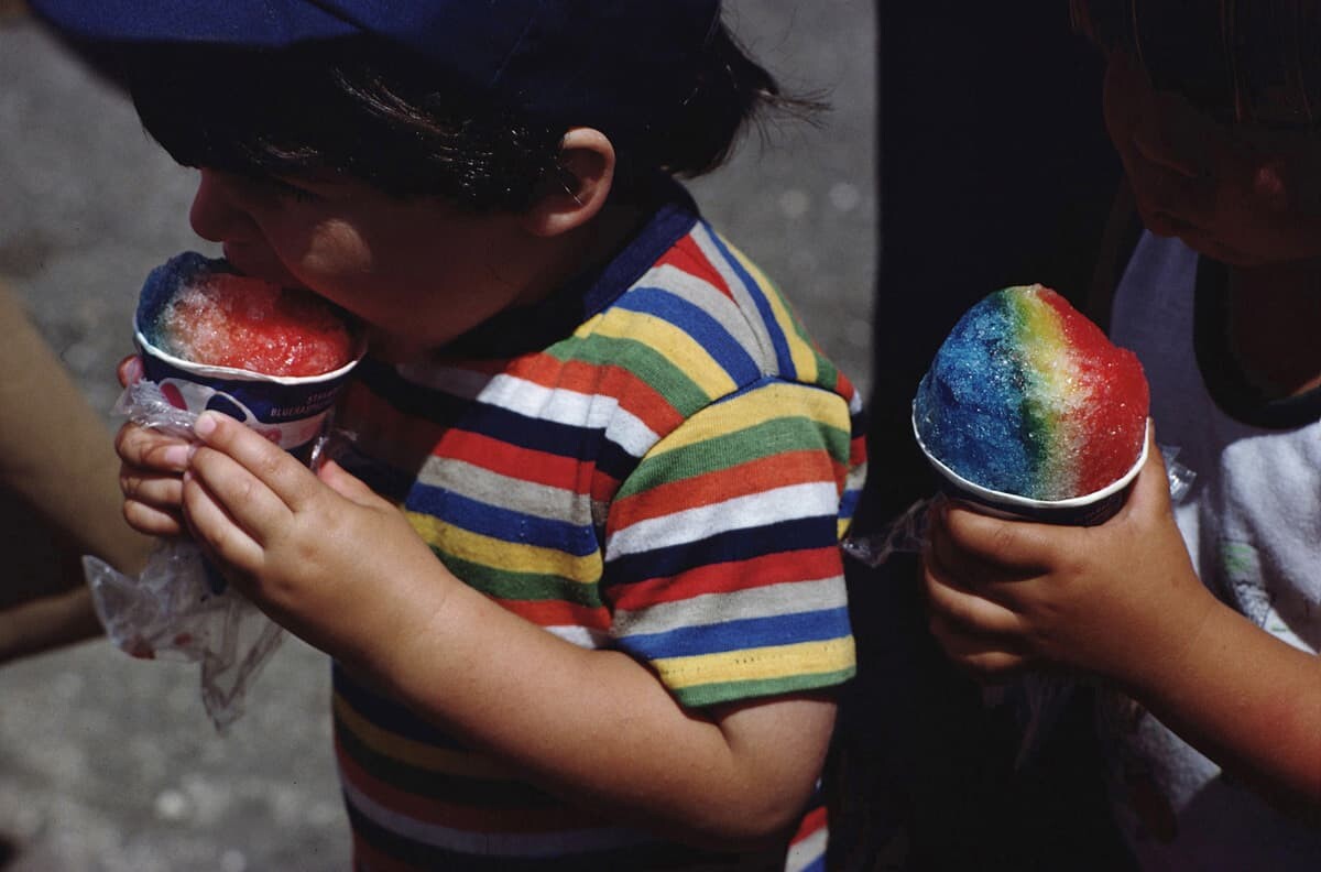 Дети с десертом. Штат Мэн, 1979. Фотограф Эрнст Хаас