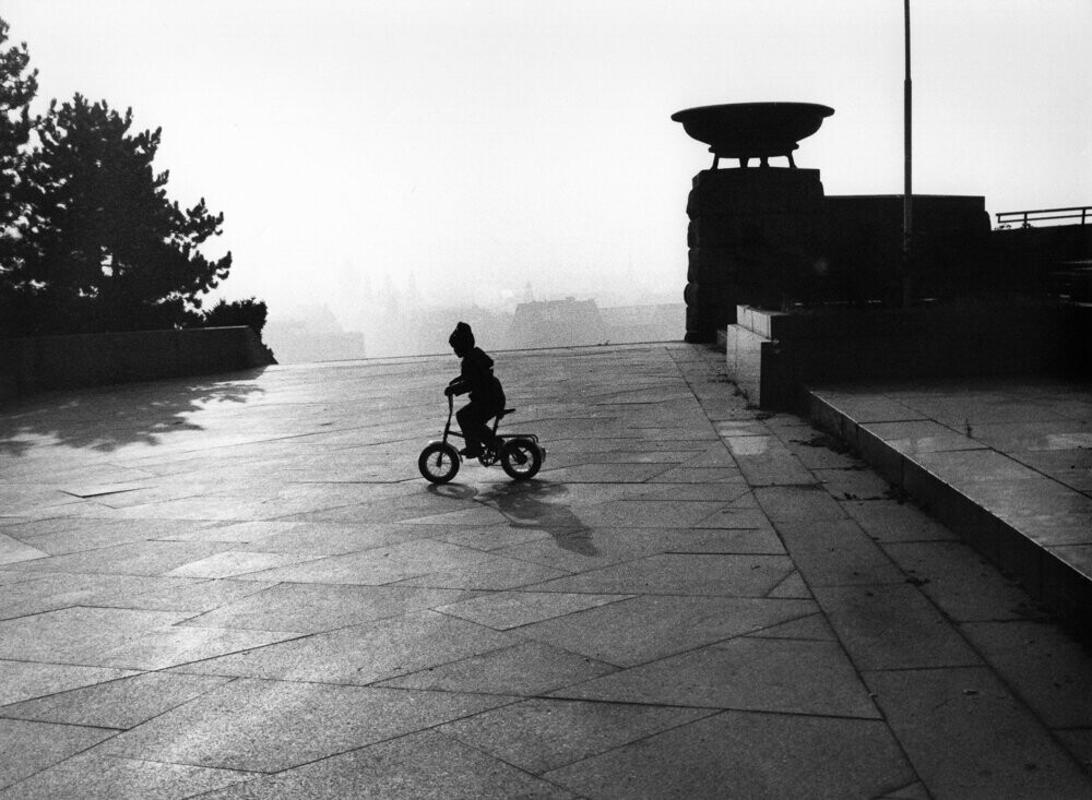 Ребёнок на велосипеде, 1991. Фотограф Франтишек Досталь