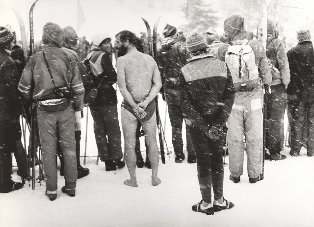 Мужчина в плавках среди зрителей лыжной гонки Йизерская падесатка, Чехия, 1978. Фотограф Франтишек Досталь